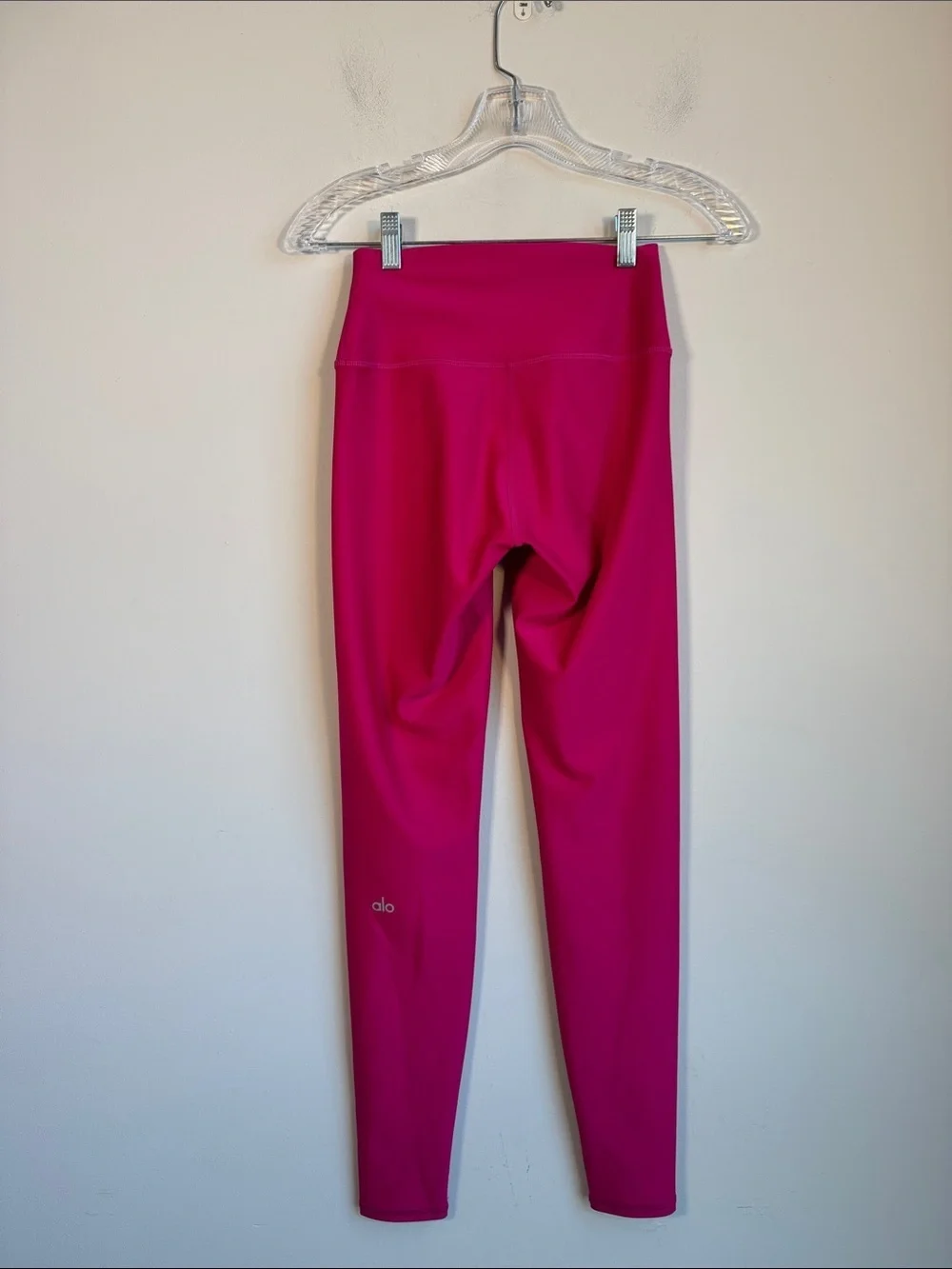 ALO Yoga High-Waist Airlift Leggings in Magenta Crush - XS
